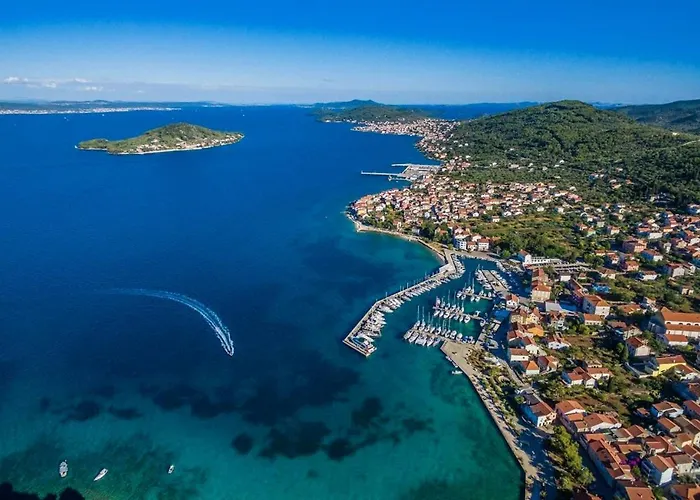 With A Parking Space Preko, Ugljan - 8431 شقة *